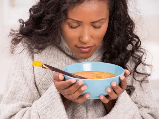 Γυναίκα τρώει σούπα