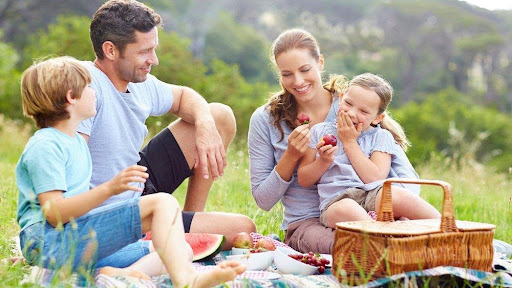 Χαρούμενη οικογένεια εφαρμόζει την βιώσιμη διατροφή